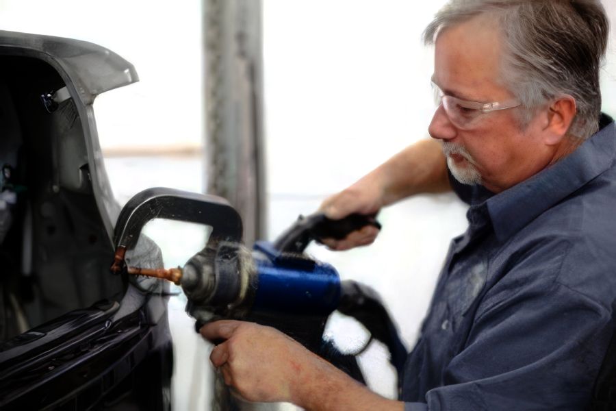 Auto-Body-Repair-technician-using-frame-machine-at-Heritage-Collision-Ann-Arbor